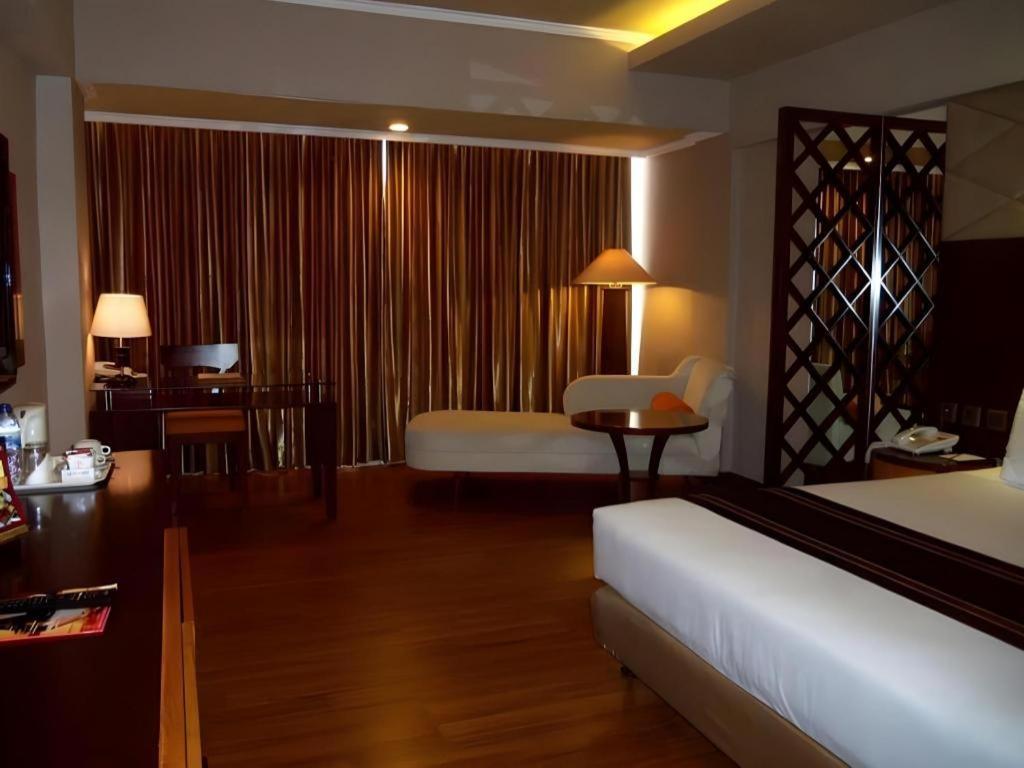 Regent'S Park Hotel Malang Eksteriør billede