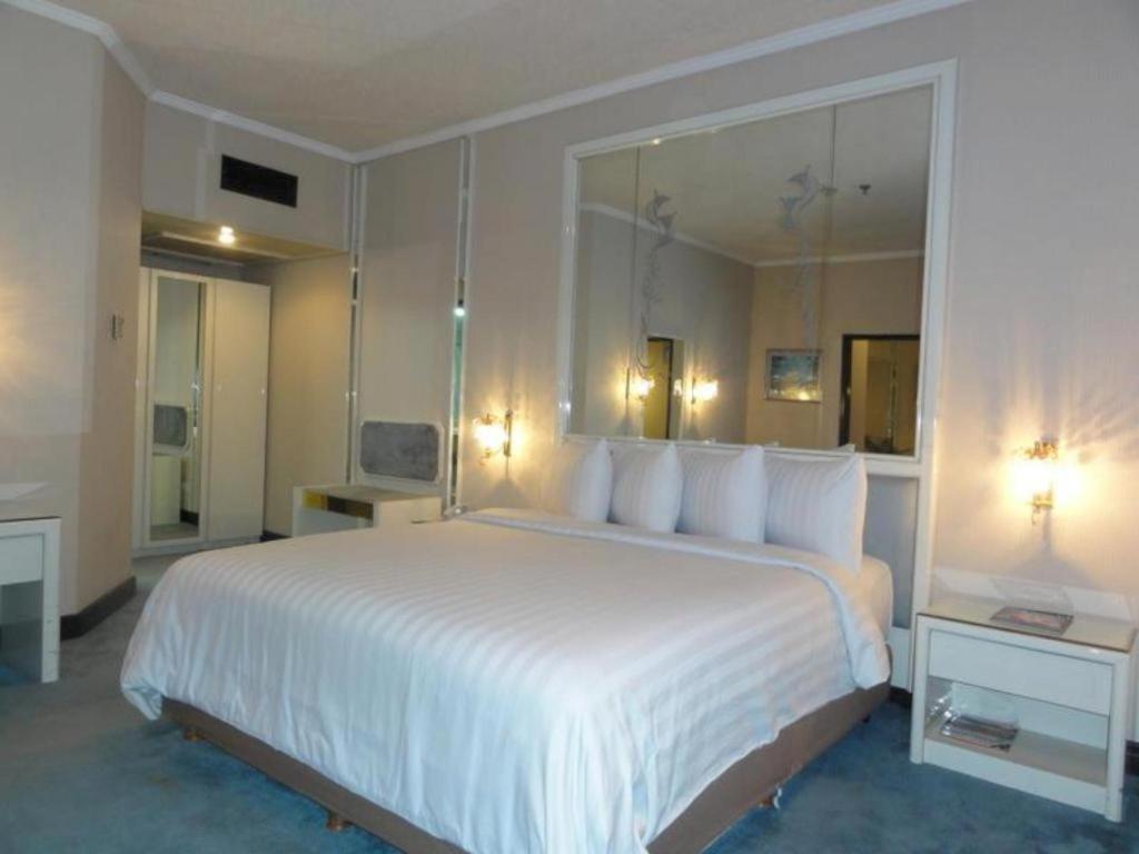 Regent'S Park Hotel Malang Eksteriør billede